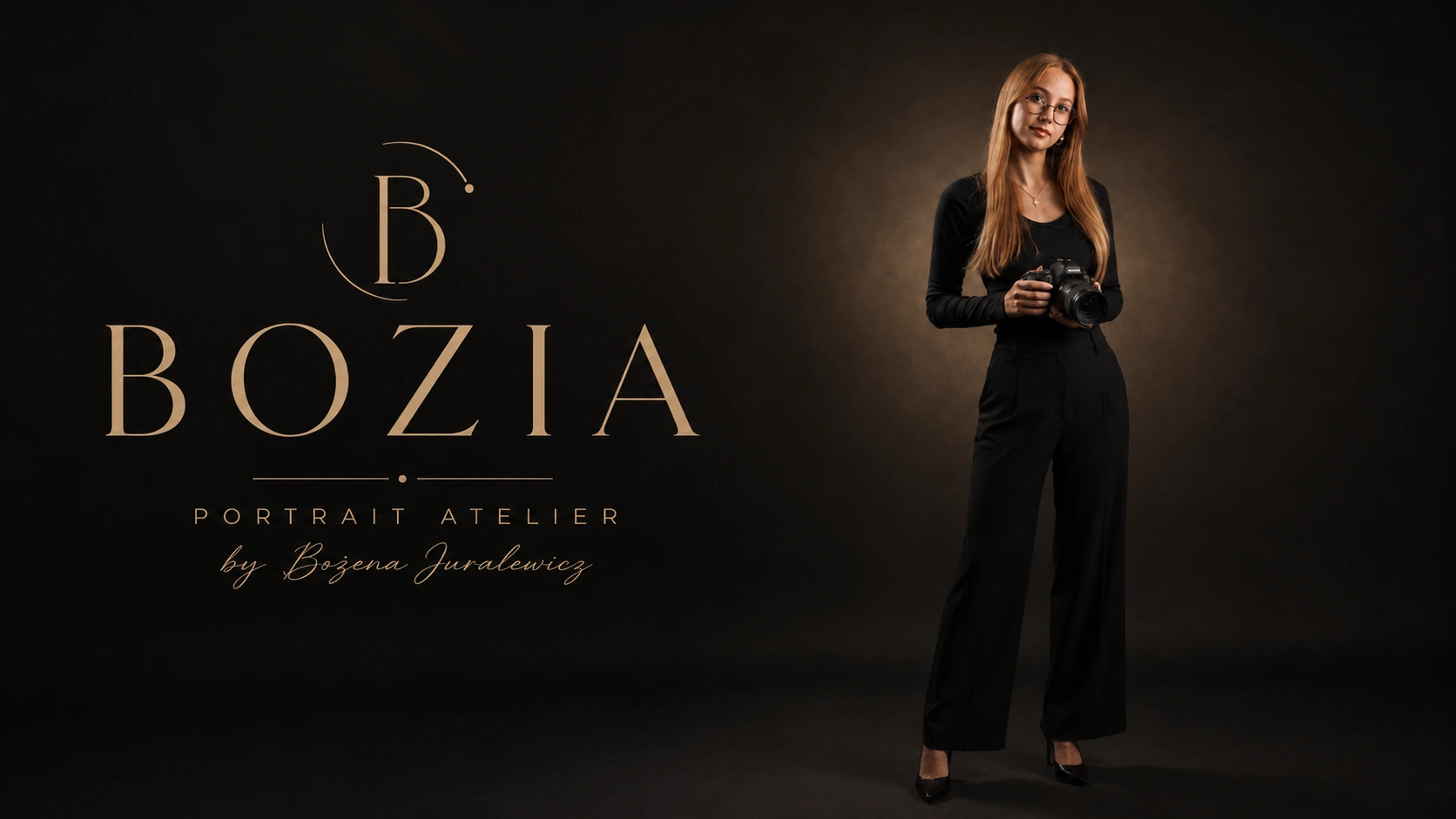 Bożena Juralewicz z aparatem fotograficznym